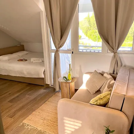 Choco's Seaside Apartment *